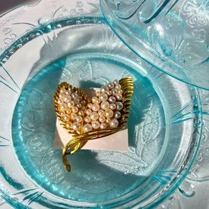 Vintage USNER Gold Tone Faux
Pearl Pin Brooch 2"×2 1/2"